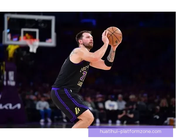 东契奇三节狂砍40分超越拉塞尔 创湖人单赛季三分新纪录 里夫斯迎重要里程碑